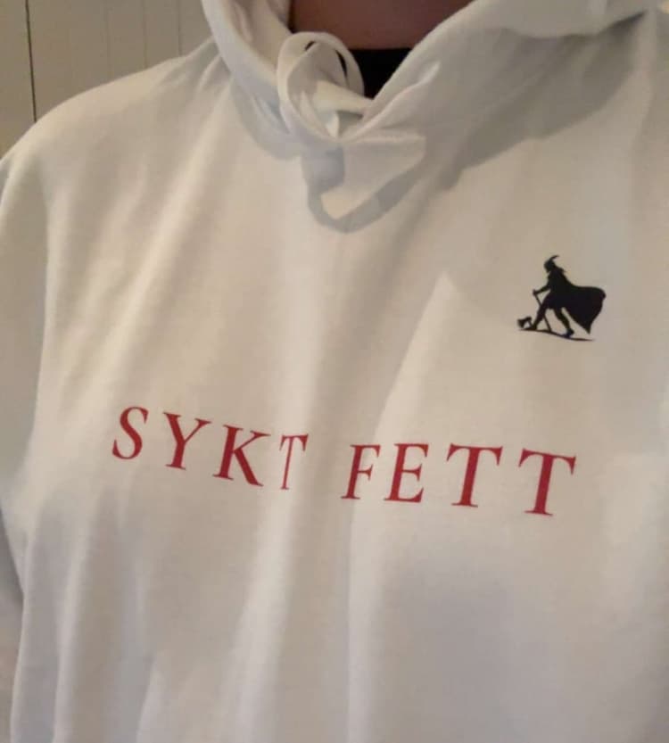 Hvit Sykt Fett-hettegenser med rødt brysttrykk og vikingmerke